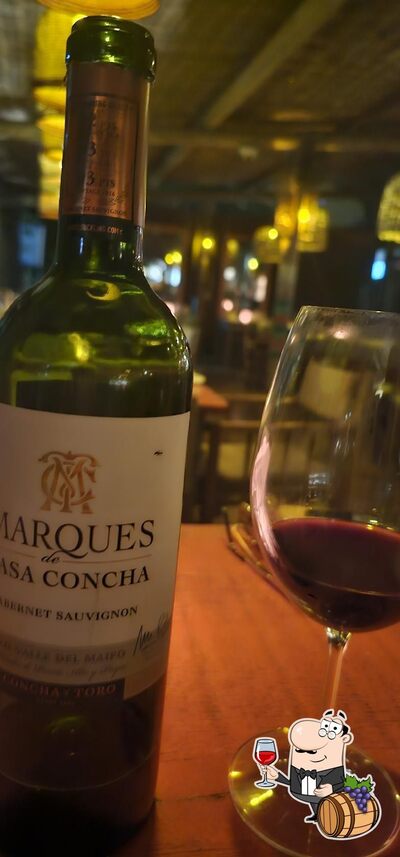 Desfrute uma taça de vinho no Restaurante Jacaré do Brasil