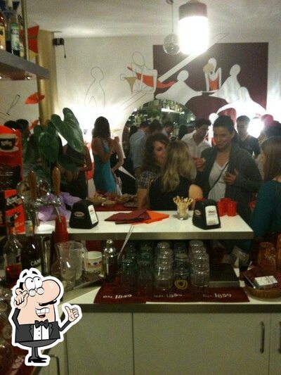 Siediti a un tavolo di Gossip Café