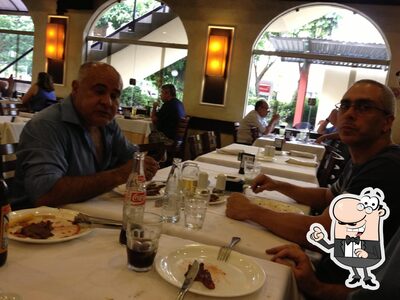 Sente em uma das mesas no Churrascaria Central Parque