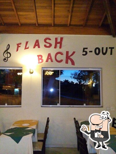 Sente em uma das mesas no A Taverna