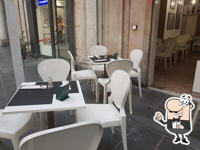 Dai un'occhiata agli interni di Gallery Bistrot