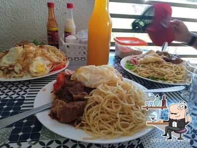 Sente em uma das mesas no Tempero Di Casa