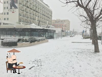 Puoi goderti l'aria fresca da seduto all'esterno di Ceccarini Cafè