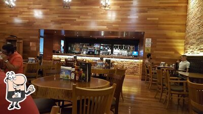 Sente em uma das mesas no Madero Steak House Shopping Piracicaba