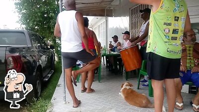 Sente em uma das mesas no Bar Do Nesio