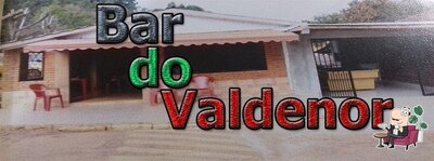 Sente em uma das mesas no Bar do Valdenor