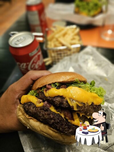 Delicie-se com um hambúrguer no Route64 Burger