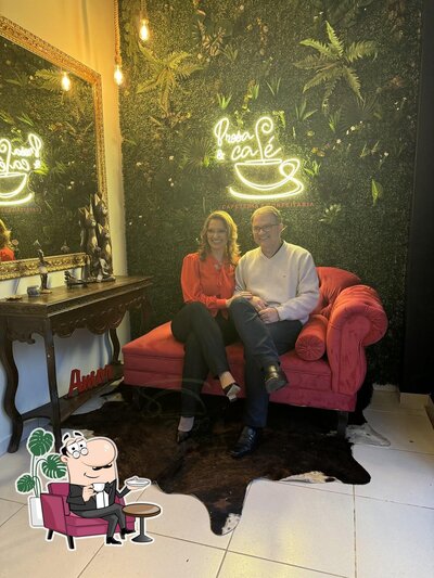 Sente em uma das mesas no Prosa e Café RM
