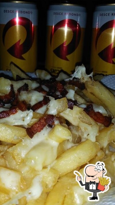 Peça fritas com diferentes molhos