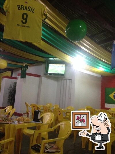 Sente em uma das mesas no Box 756