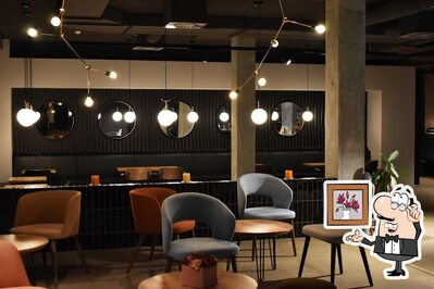 Dai un'occhiata agli interni di Café Bar Mara