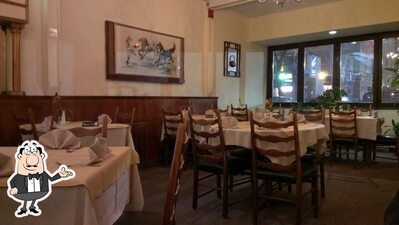 Installez-vous à l'une des tables de Bon Ble Riz