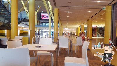 Siediti a un tavolo di Cafe Moreno