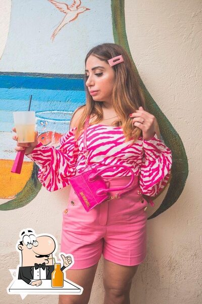 Assaggia le varie cose da bere disponibili dal disco bar Valentino