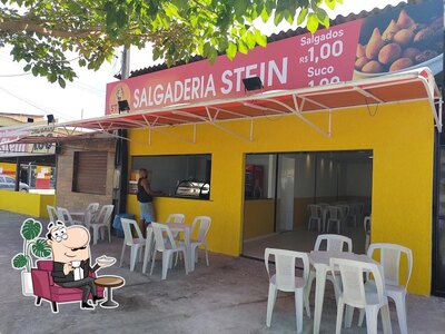 Sente em uma das mesas no SALGADERIA STEIN