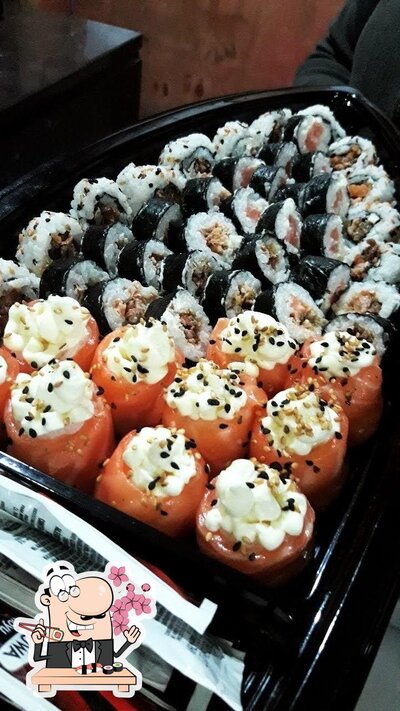 Rolos de sushi são oferecidos por LANCHES E COMIDA JAPONESA EM ITAGUAÍ - CONEXÃO AÇAI