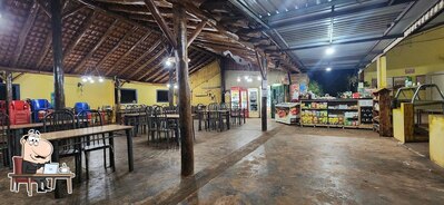 Sente em uma das mesas no Restaurante Paineira