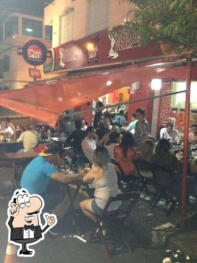 Sente em uma das mesas no Daniel San petiscaria e temakeria