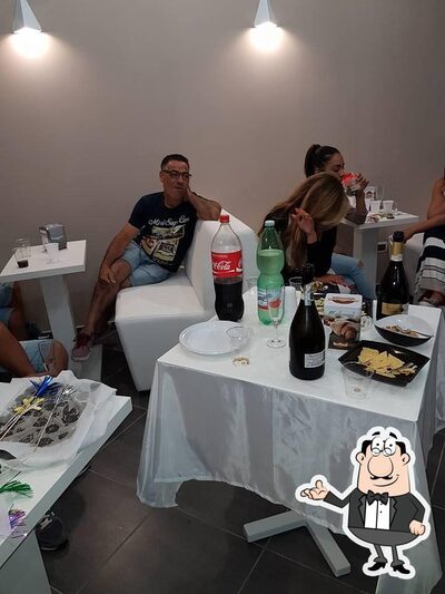 Dai un'occhiata agli interni di Crossing Lounge bar