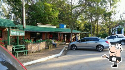 Sente em uma das mesas no Emporio Delícias do Milho