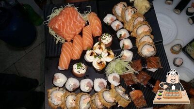 Rolos de sushi são servidos no Katu Sushi