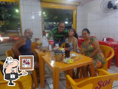Sente em uma das mesas no Pizzaria Palace (Cavaleiro)