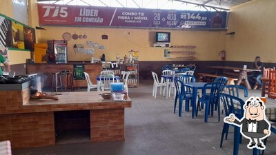 Sente em uma das mesas no RESTAURANTE 070