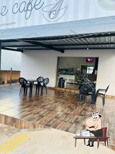 Sente em uma das mesas no Empório & Café