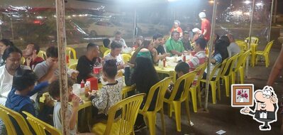 Sente em uma das mesas no Tasty Foods