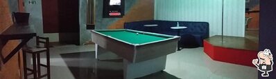 Sente em uma das mesas no Venus Club Privê
