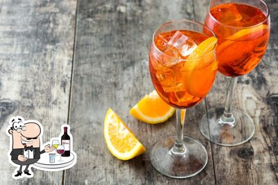Ordina un drink o cocktail alcolico dal menu