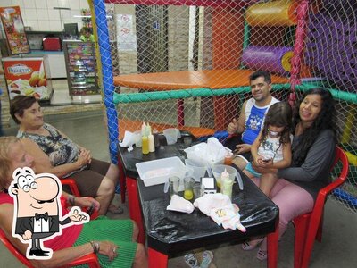 Sente em uma das mesas no Jr Lanches Pizzas