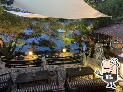 Siediti a un tavolo di Tiha Lounge Bar
