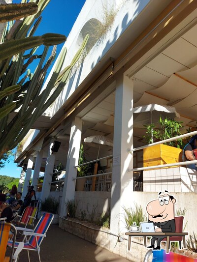 Sente em uma das mesas no Casa MimoBar
