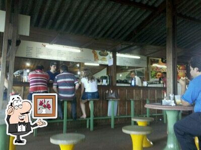 Sente em uma das mesas no Parada Do Suco