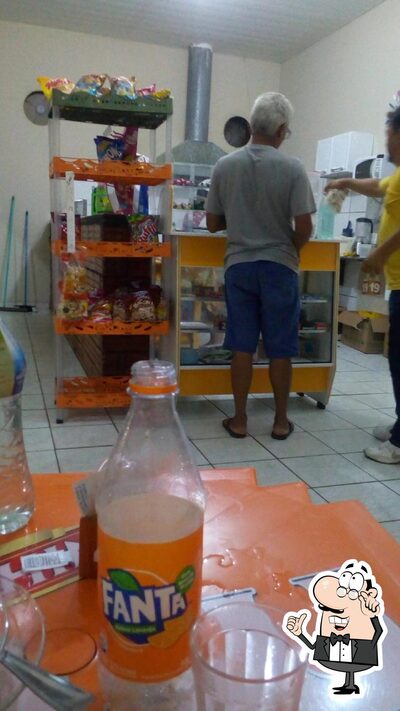Sente em uma das mesas no Restaurante Prato Feito