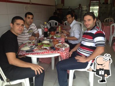 Sente em uma das mesas no Point Lanches