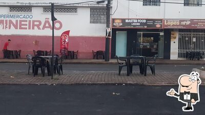O interior do MASTER FOOD LANCHES