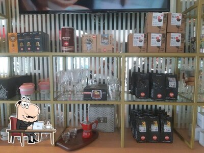 Siediti a un tavolo di Caffe Pascucci Shop