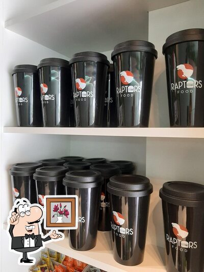 Veja imagens do interior do Raptors Food