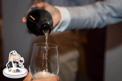 Goditi un bicchiere di vino al ristorante Osteria Della Piazza