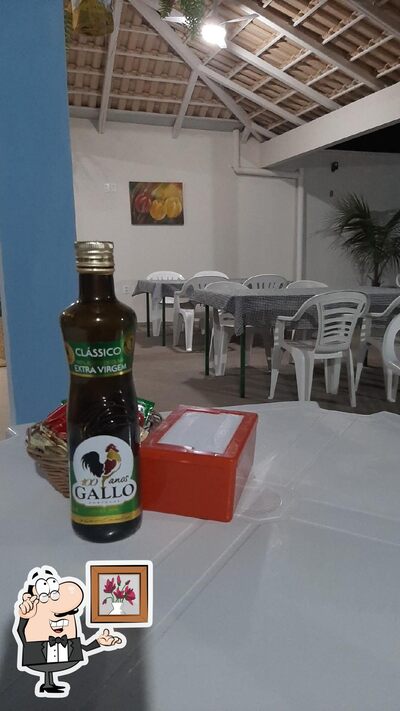 Sente em uma das mesas no Pizzaria Laguna