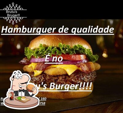 Peça um dos hambúrgueres disponíveis no Brutu's Beer Caratinga MG