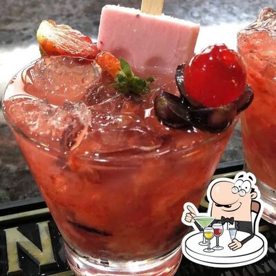 Experimente uma drinque alcoólico do menu