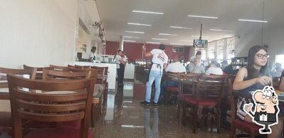 O interior do Delemais Batatais - restaurante e conveniência