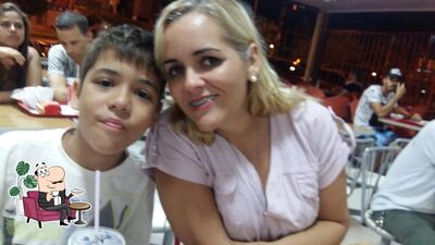 Sente em uma das mesas no Subway