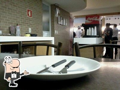 Sente em uma das mesas no Mister Pizza