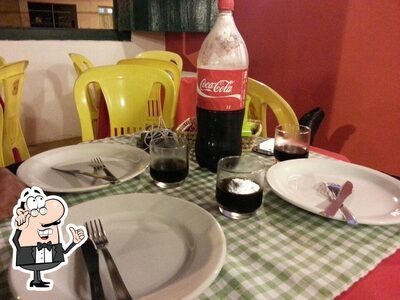 Sente em uma das mesas no Dona Pizza