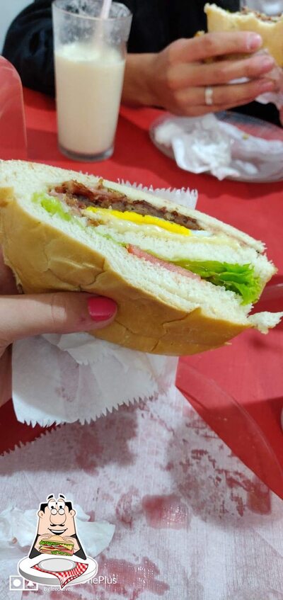 Experimente um dos sanduíches disponíveis no Kau Lanches