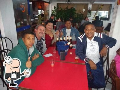 Sente em uma das mesas no Restaurante e Pizzaria Copacabana